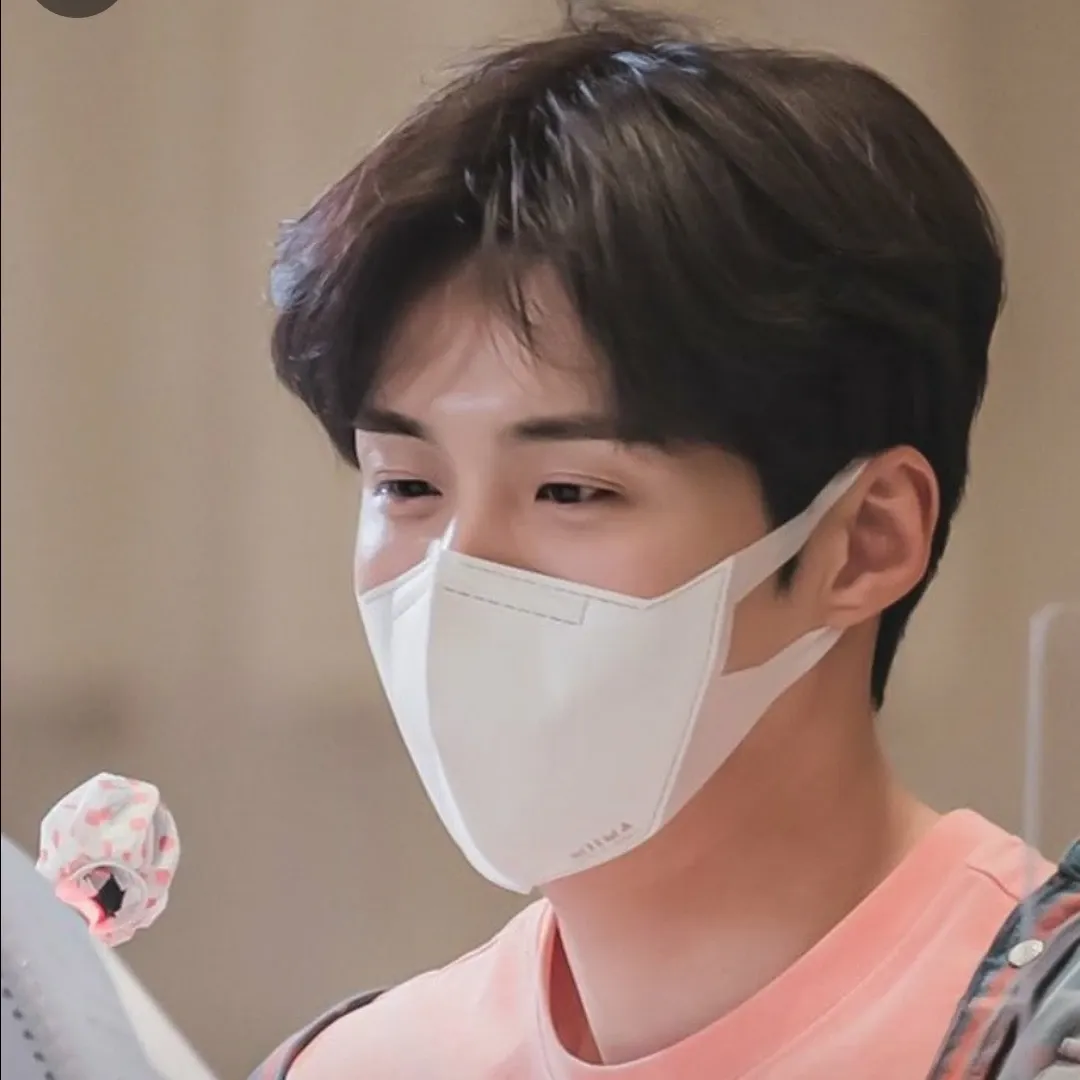 Behind-the-scenes cut of Kim Seonho