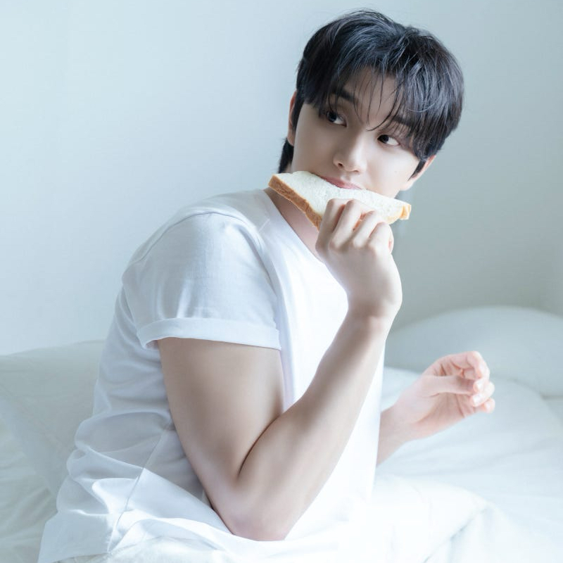 Behind-the-scenes cut of Kim Jaewon