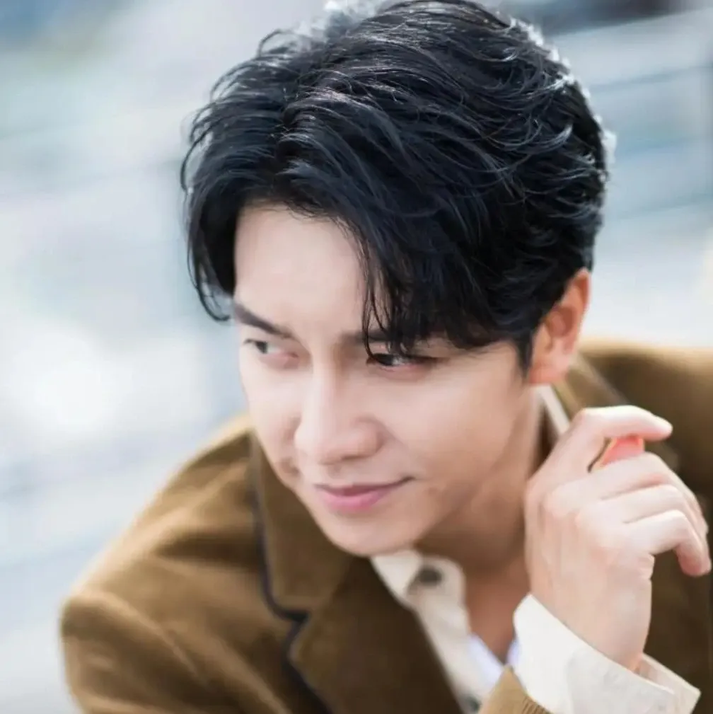 Recent activity shot of Lee Seunggi