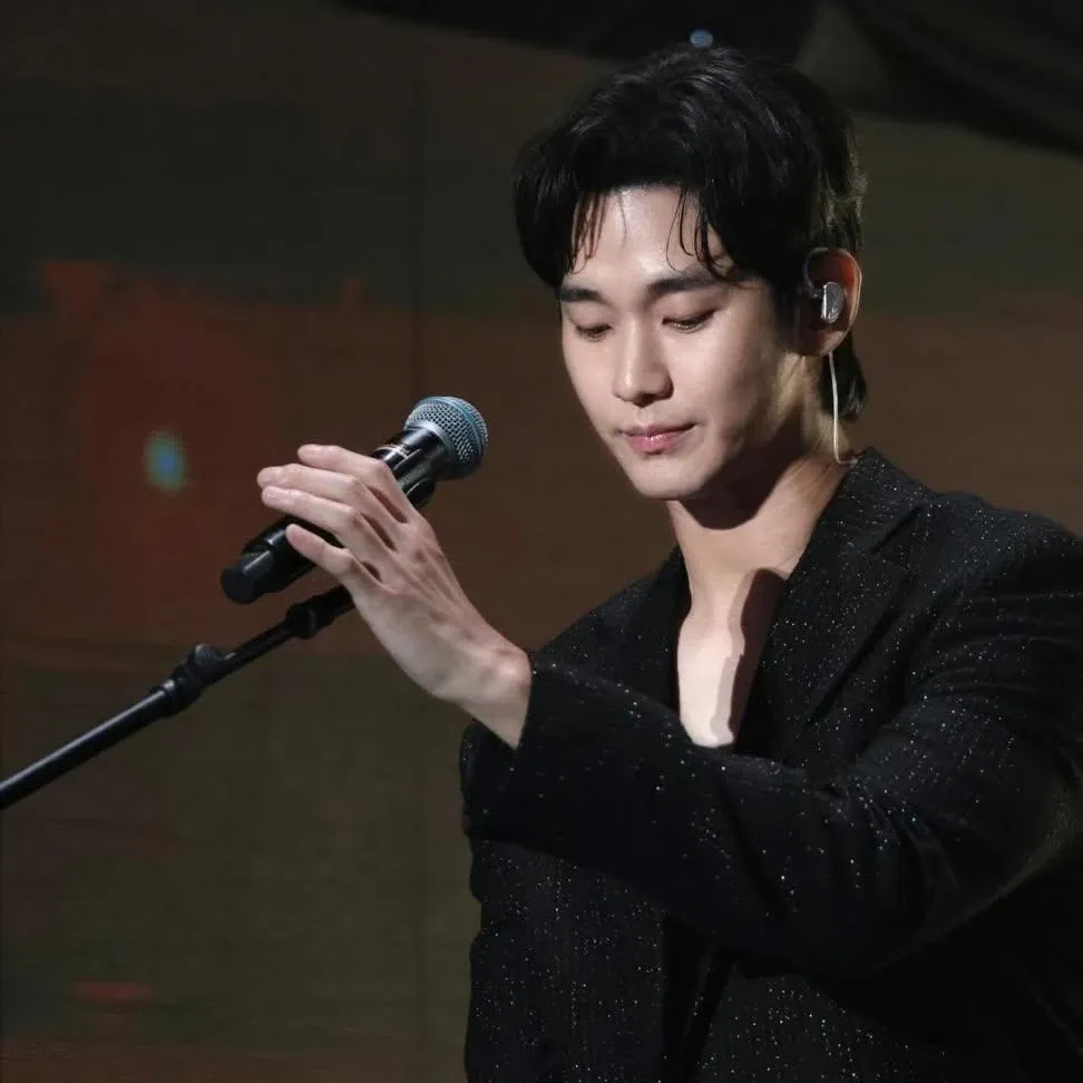 A moment captured by a fan of Kim Soohyun