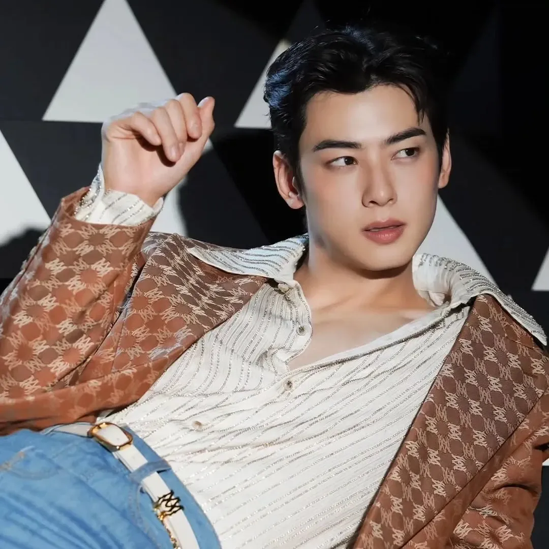 Behind-the-scenes cut of Cha Eunwoo