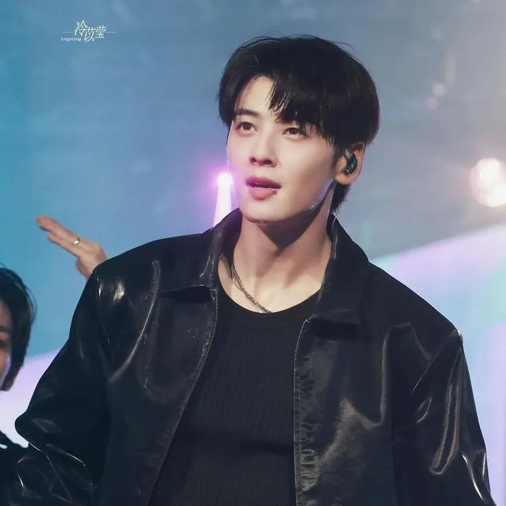 A moment captured by a fan of Cha Eunwoo