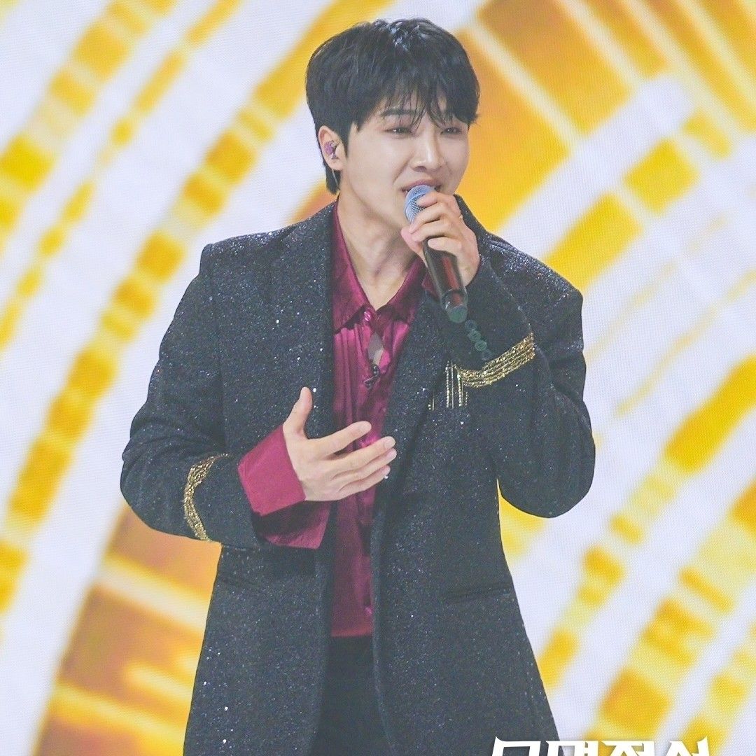 A moment captured by a fan of Hwang Yunsung