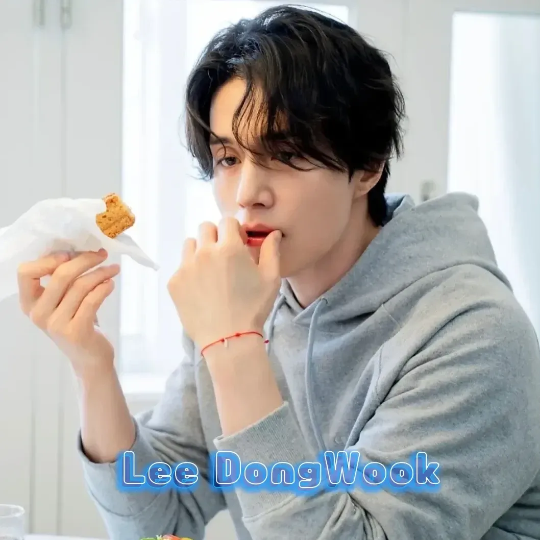 A moment captured by a fan of Lee Dongwook