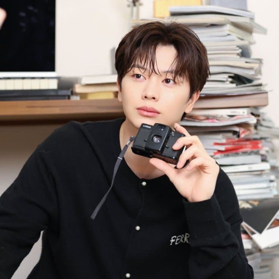 A moment captured by a fan of Yook Sungjae