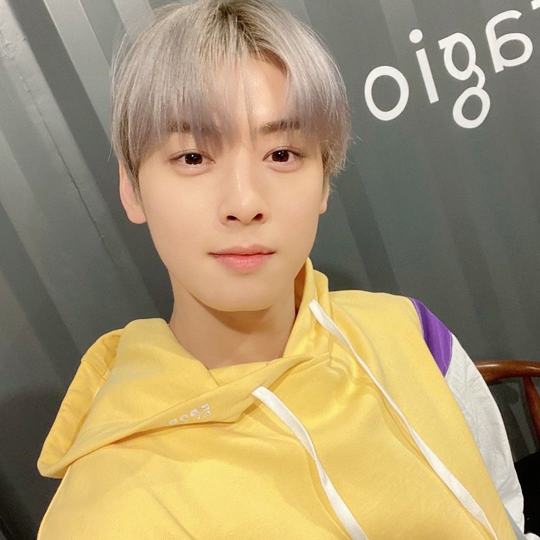 A moment captured by a fan of Cha Eunwoo