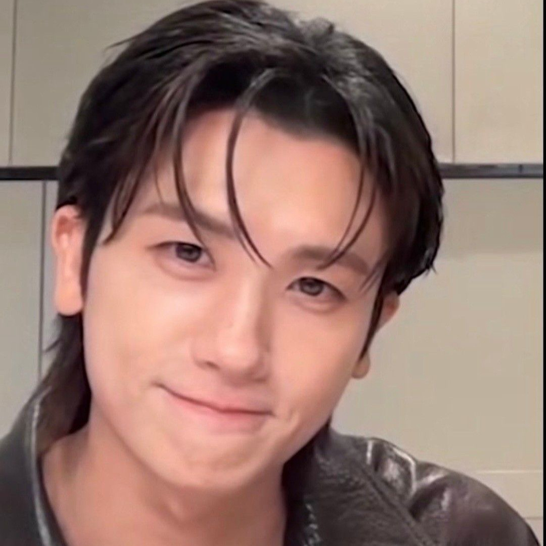 A moment captured by a fan of Park Hyungsik