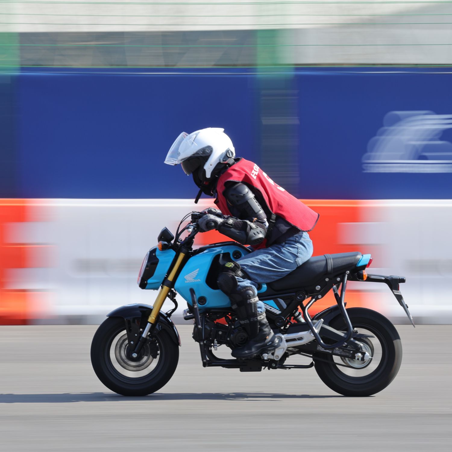 Behind-the-scenes cut of Aiki