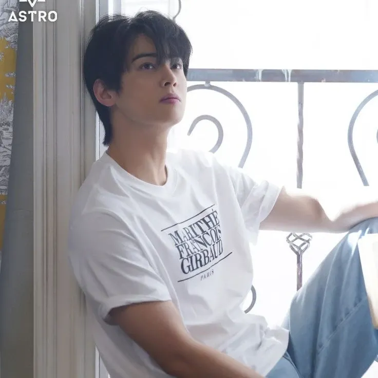 A moment captured by a fan of Cha Eunwoo