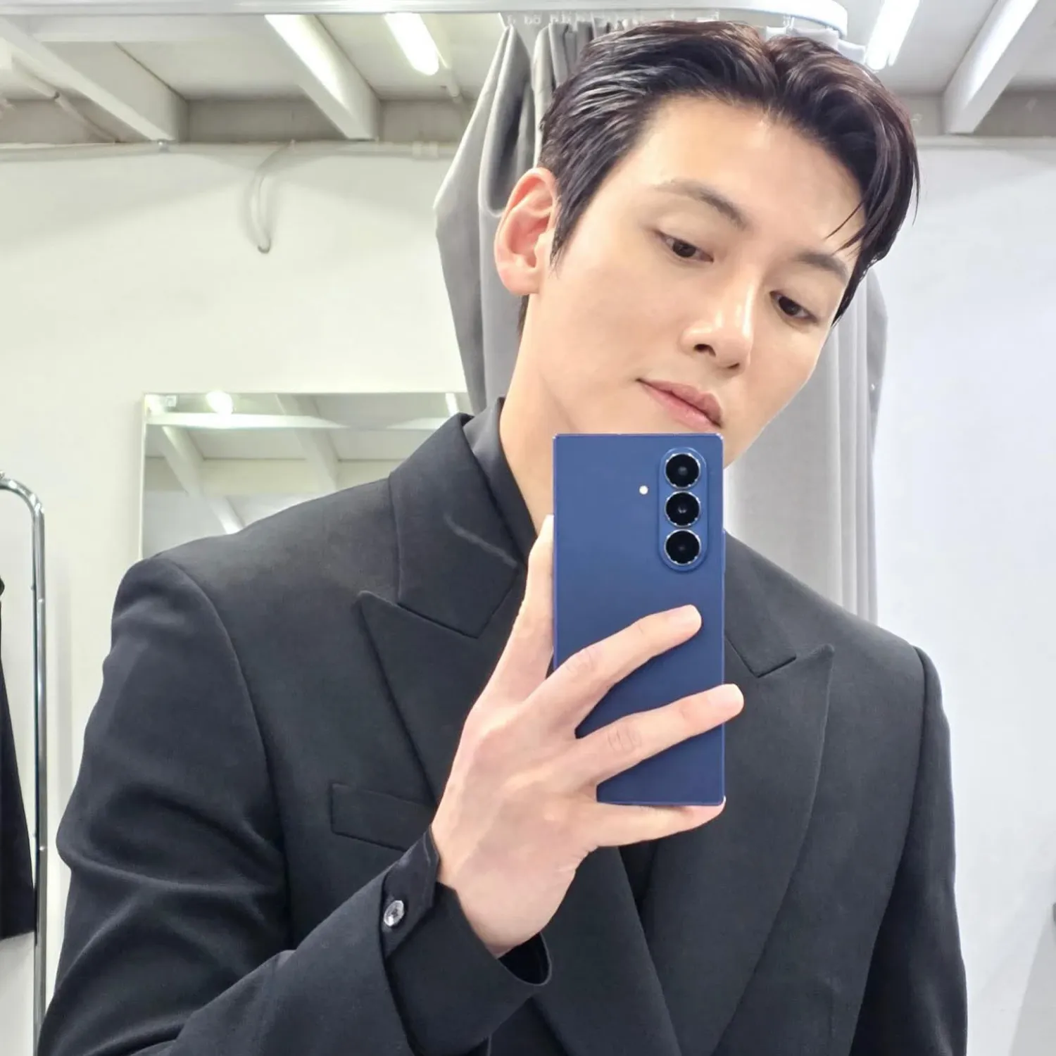 Behind-the-scenes cut of Ji Changwook
