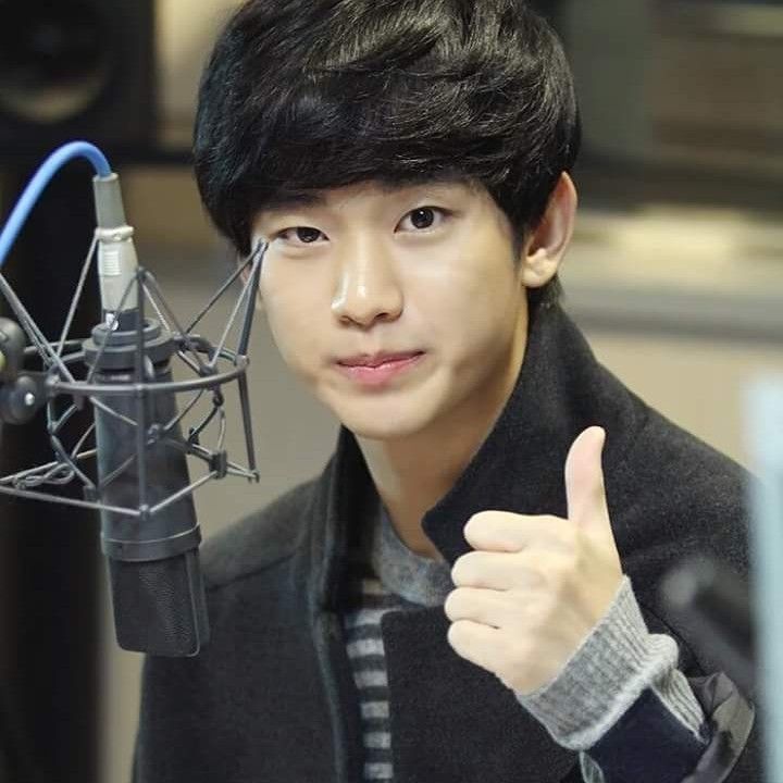 粉絲拍下的金秀賢瞬間