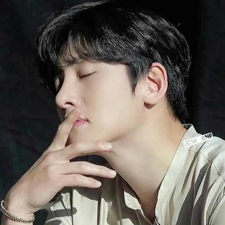 粉丝拍下的池昌旭瞬间