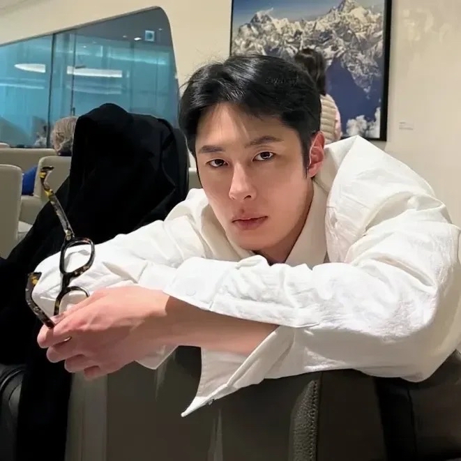 Behind-the-scenes cut of Lee Jaewook