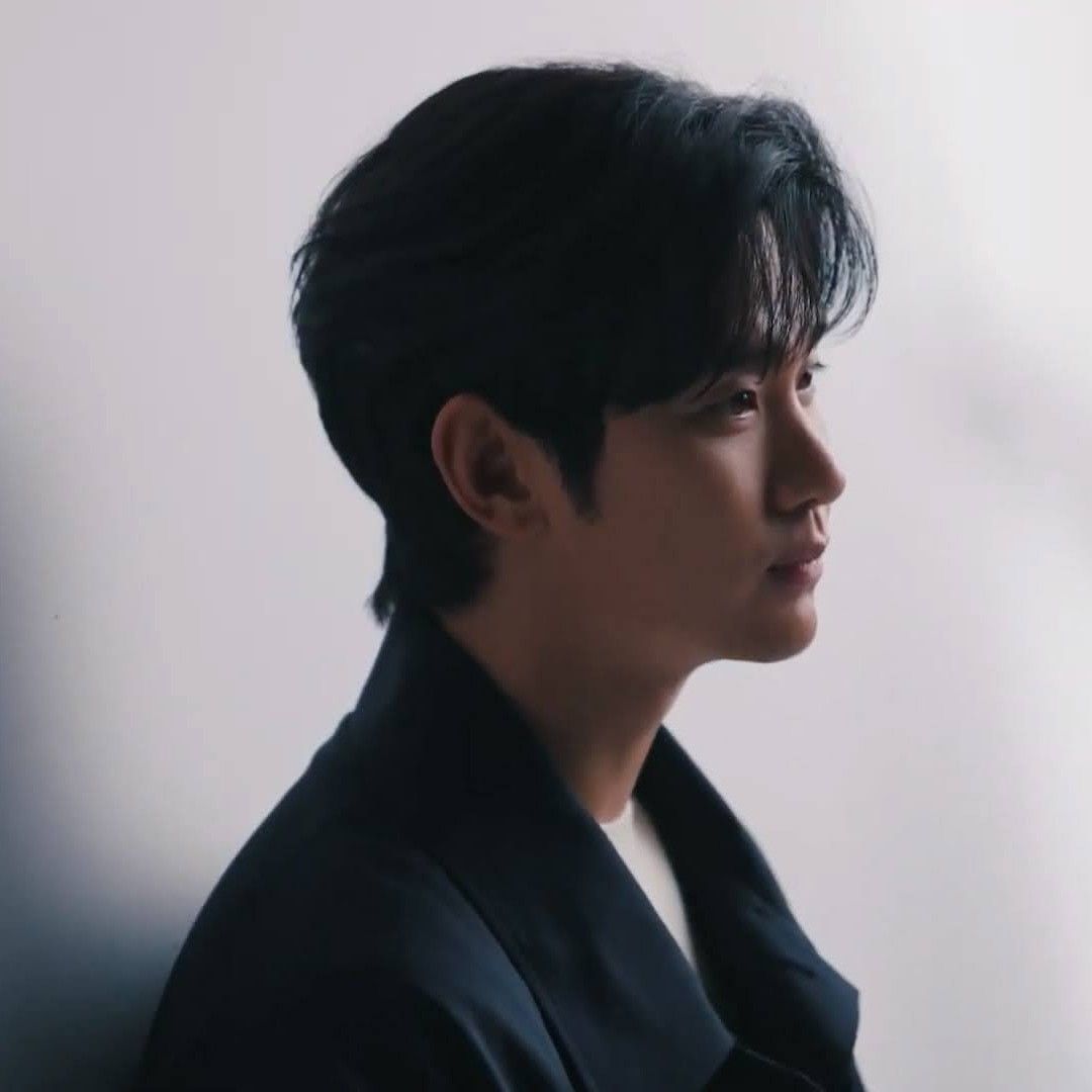 金秀賢的最新照片