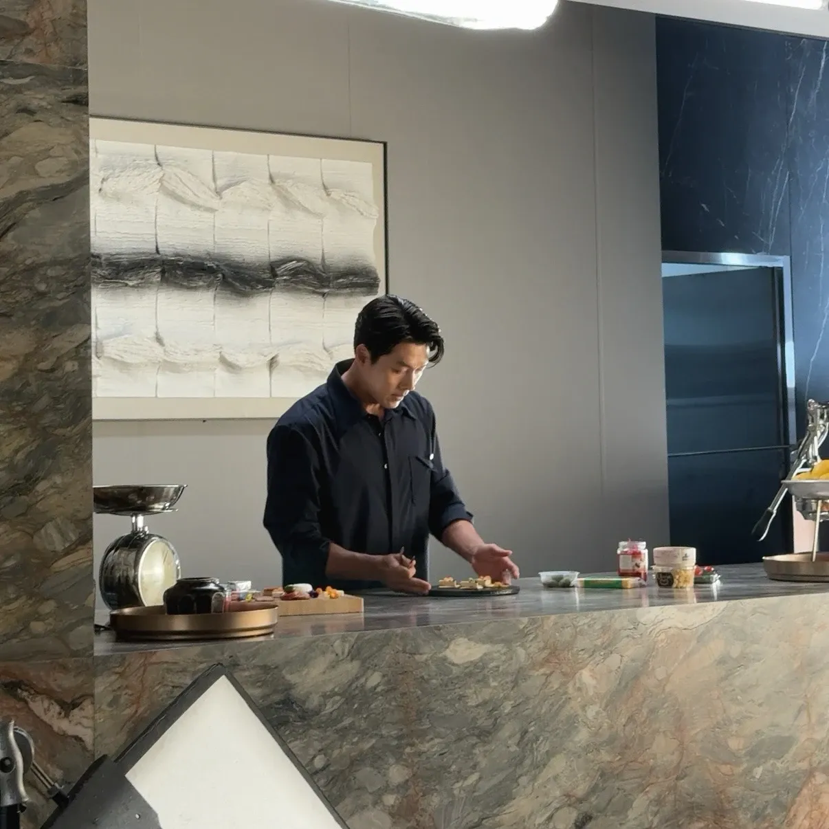 Momen yang diabadikan oleh penggemar Hyun Bin