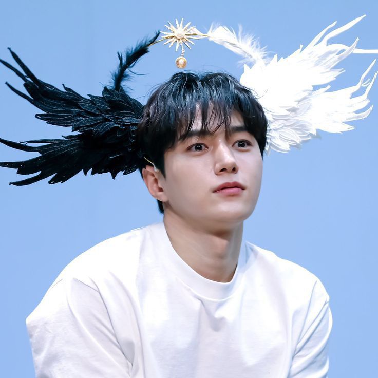 Behind-the-scenes cut of Kim Myungsoo (L)