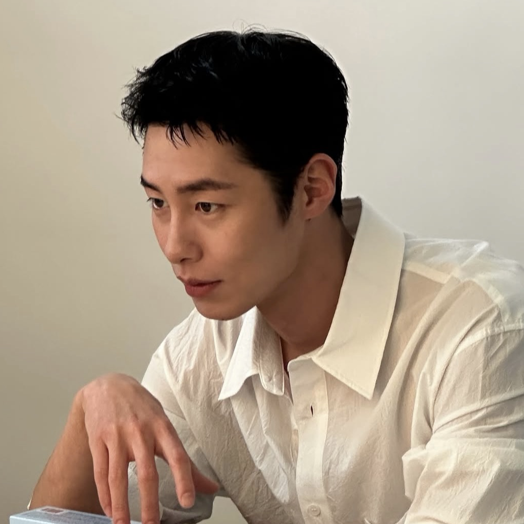 A moment captured by a fan of Lee Jaewook