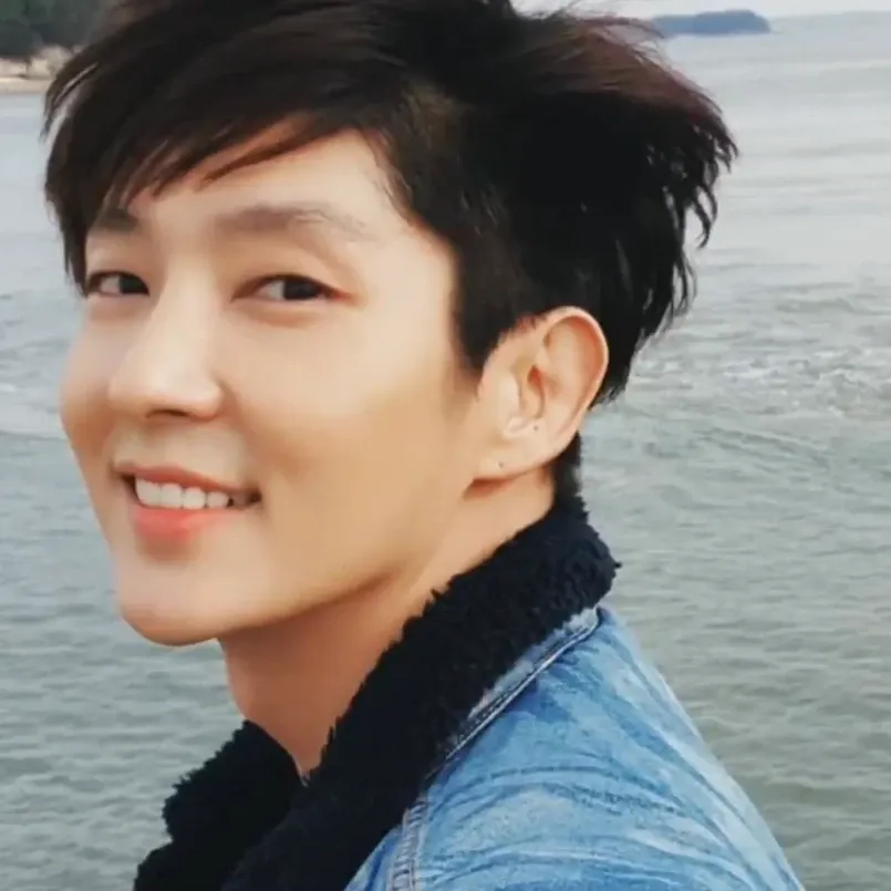 A moment captured by a fan of Lee Joongi