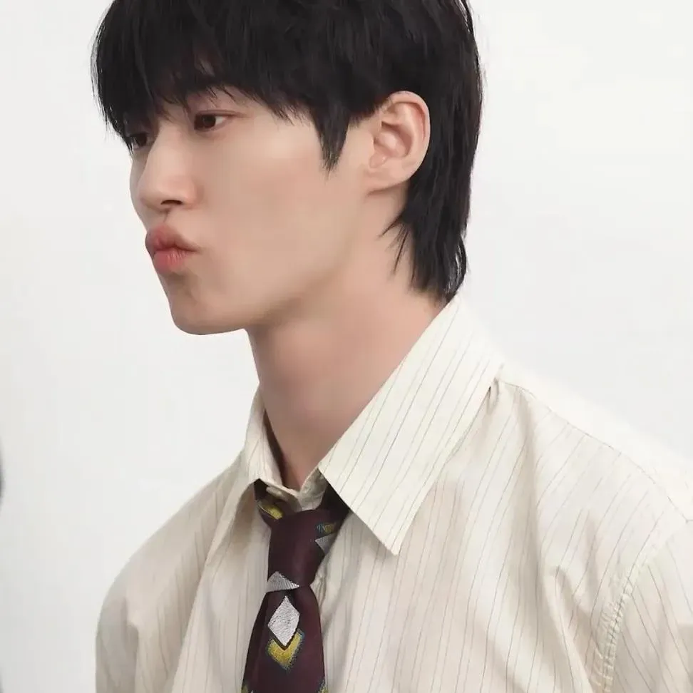 Behind-the-scenes cut of Byeon Wooseok