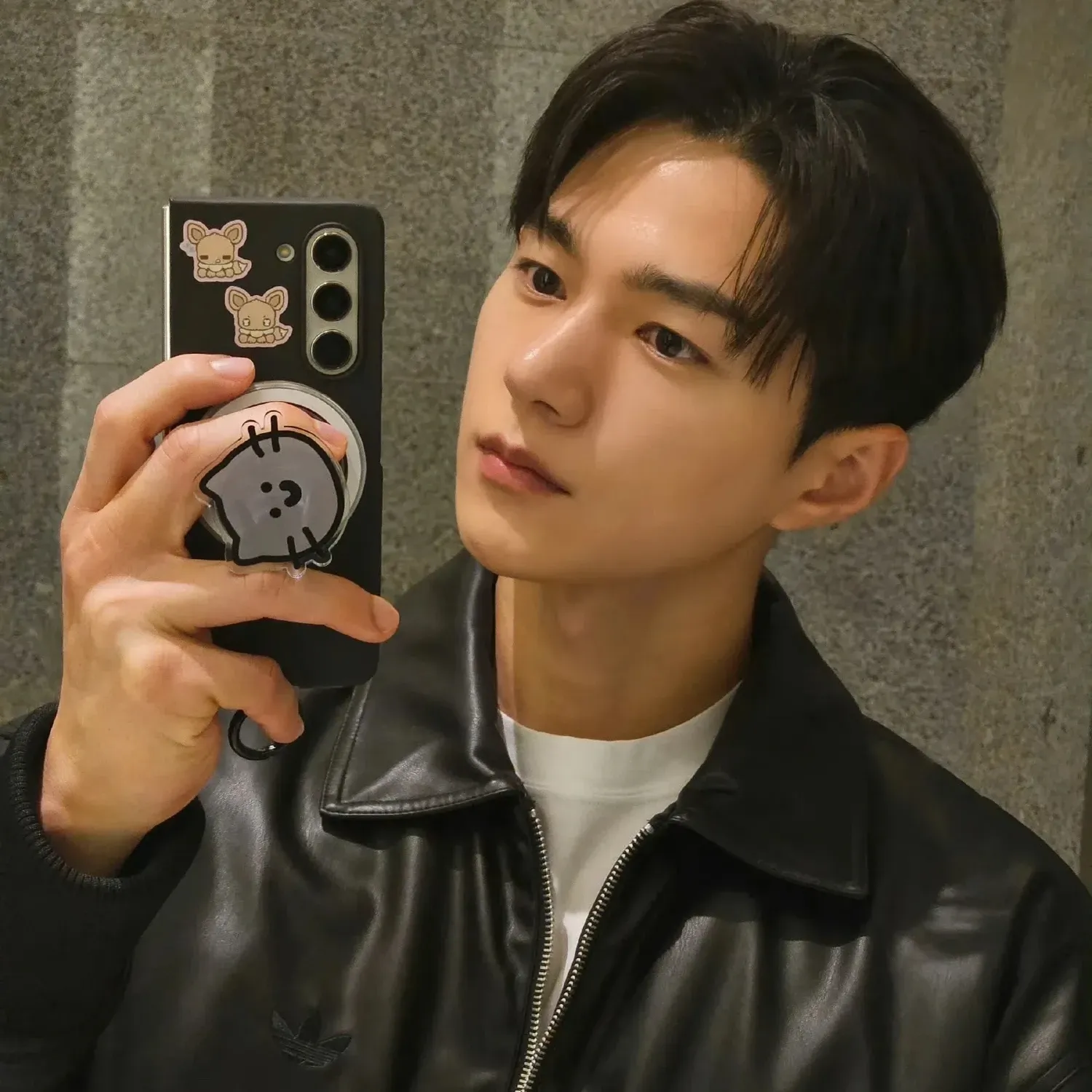 Behind-the-scenes cut of Kim Myungsoo (L)