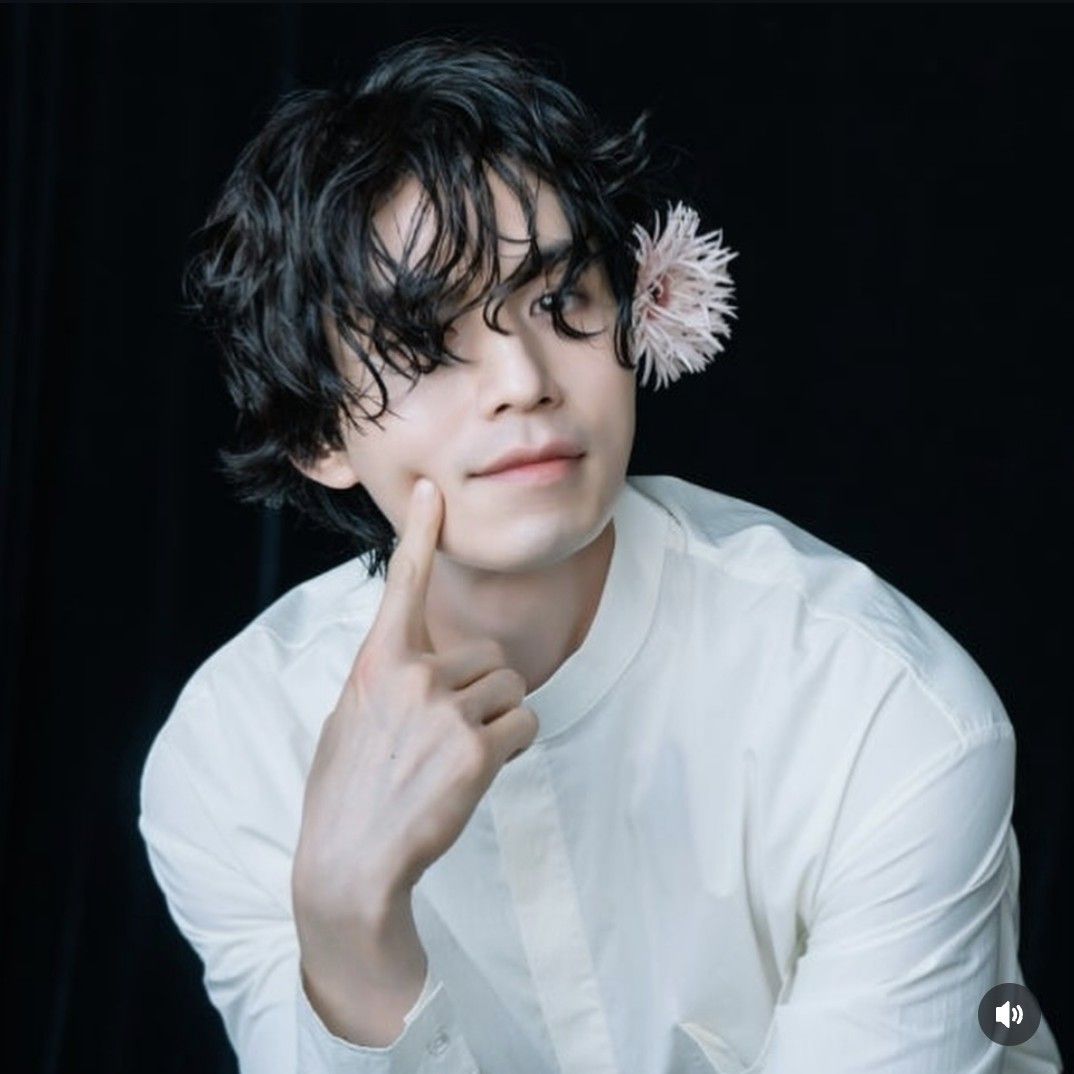 A moment captured by a fan of Lee Dongwook