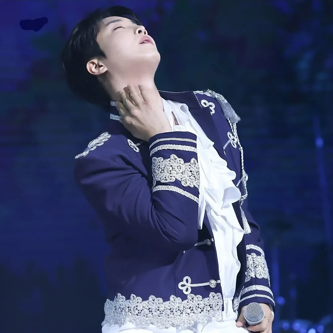A moment captured by a fan of Hwang Yunsung