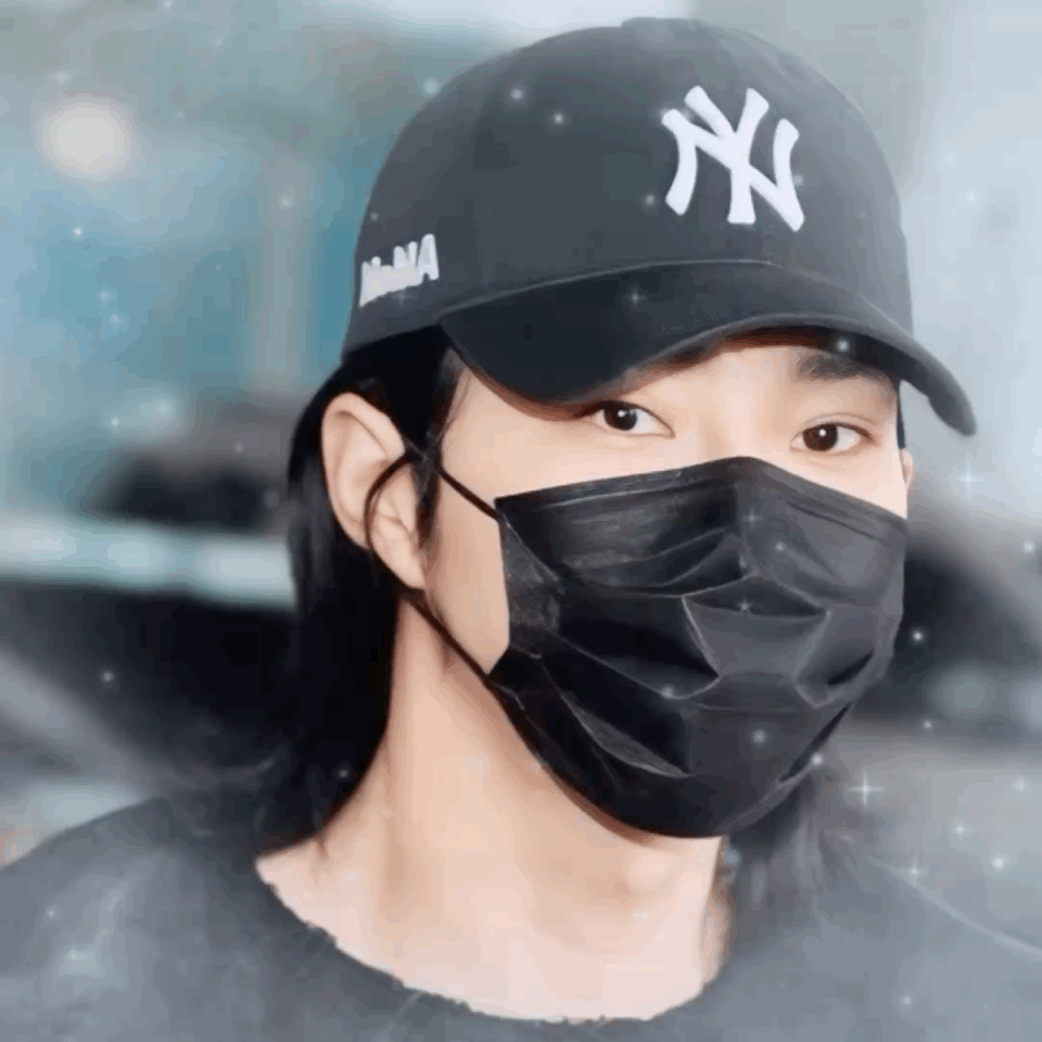 Behind-the-scenes cut of Kim Jaeyoung