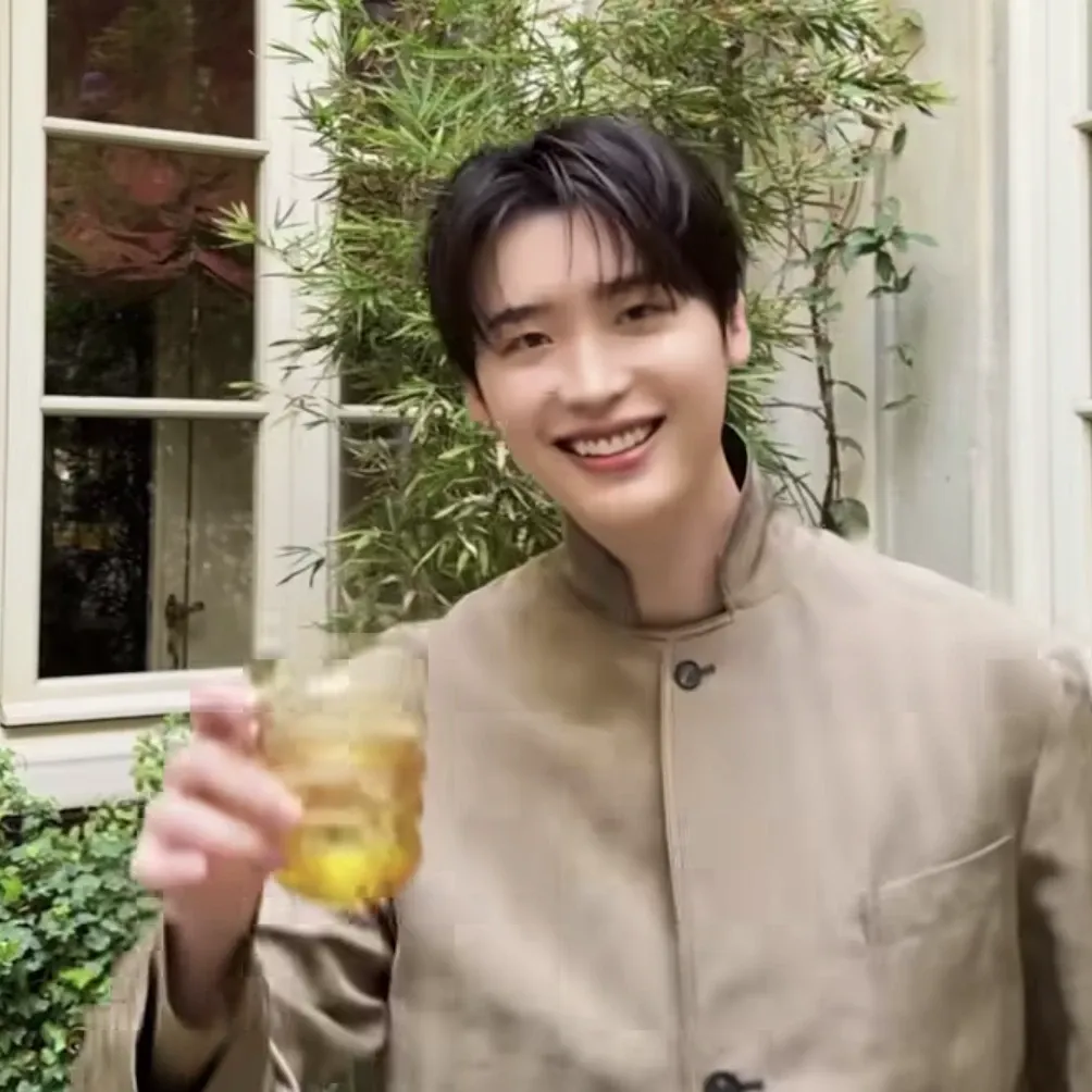 Foto terbaru dari Lee Jongsuk