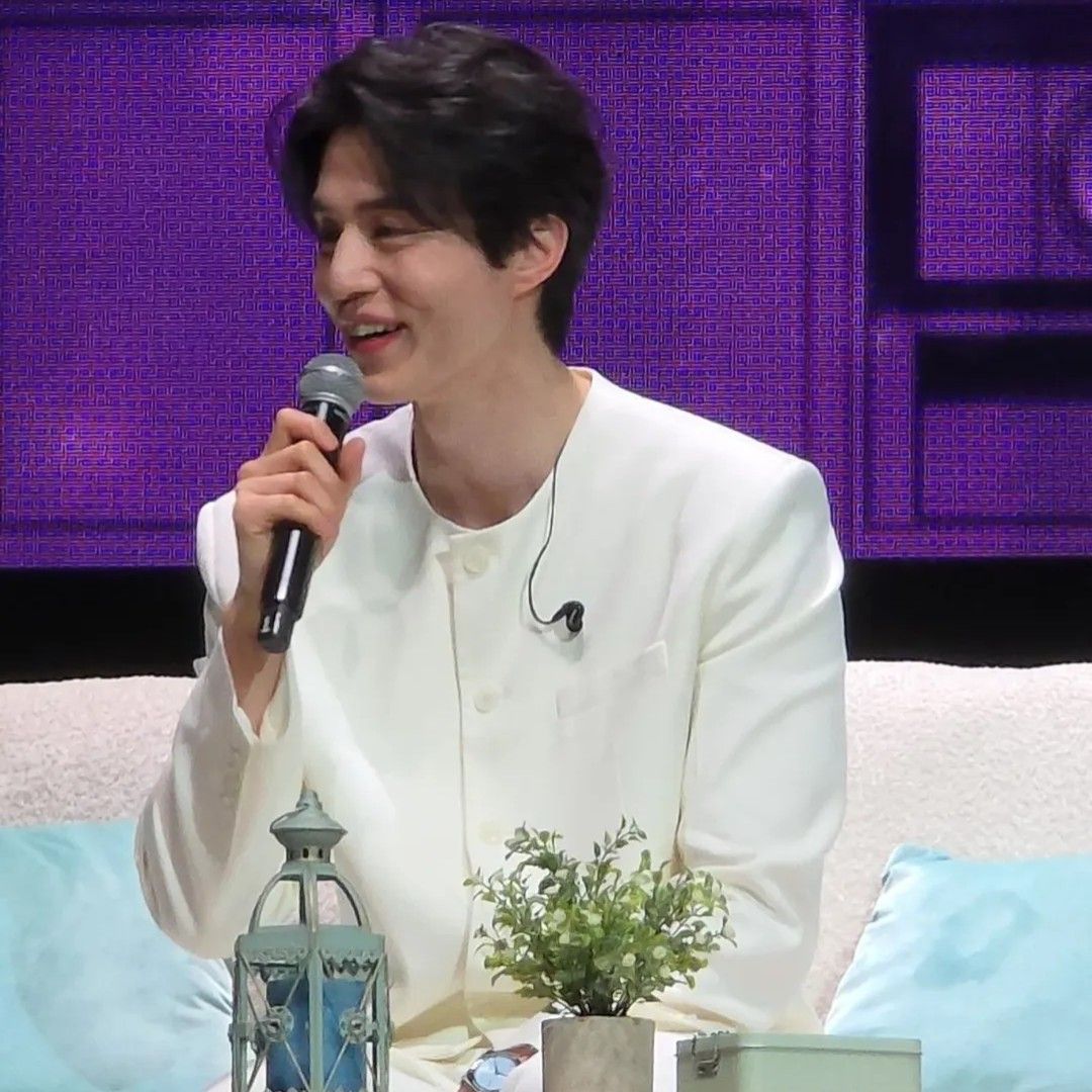 A moment captured by a fan of Lee Dongwook