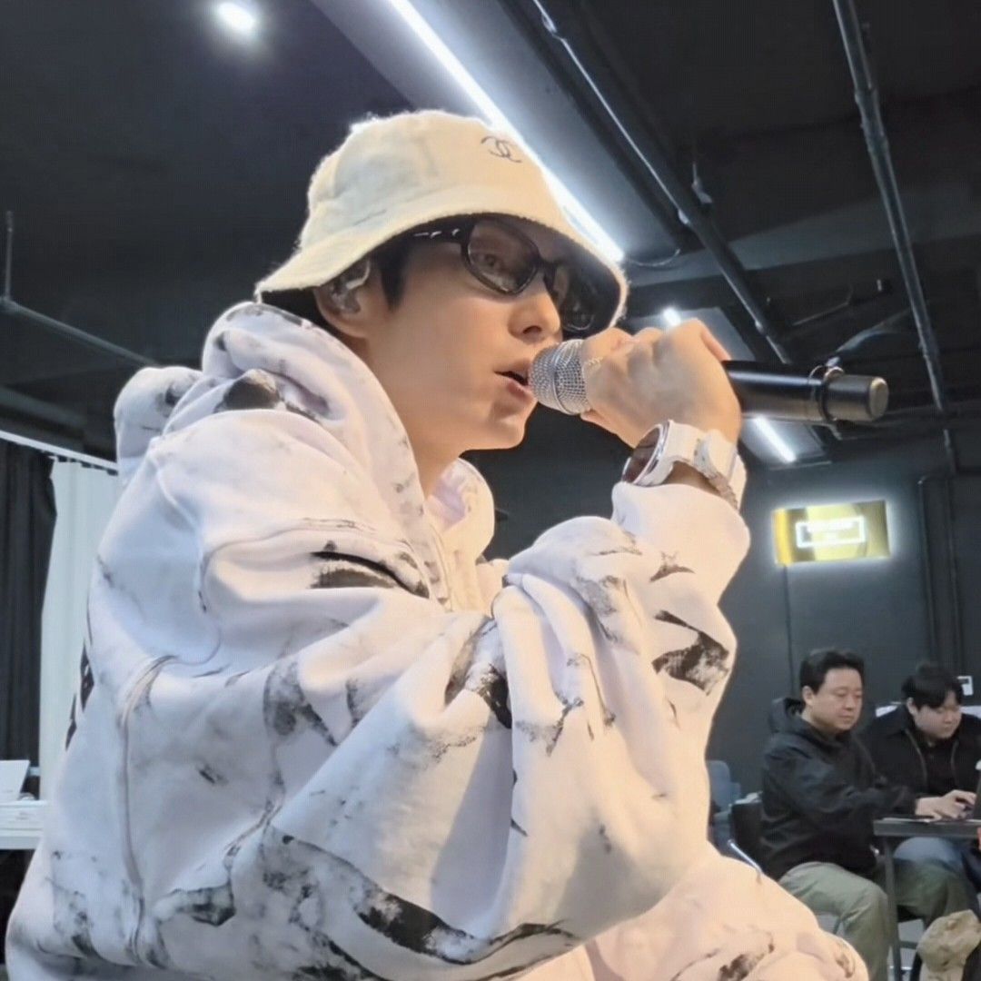 A moment captured by a fan of Lee Joongi