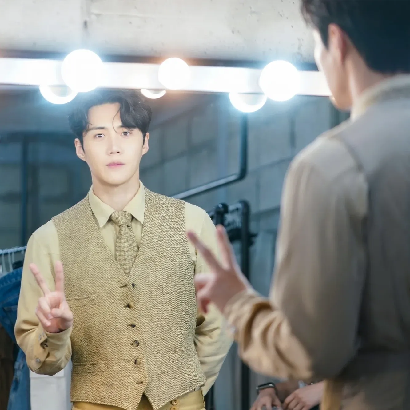 Behind-the-scenes cut of Kim Seonho