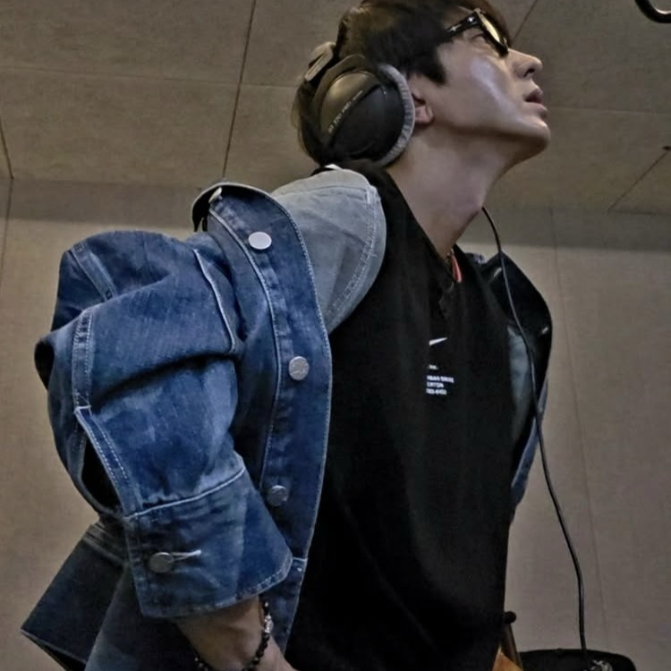 Behind-the-scenes cut of Lee Joongi