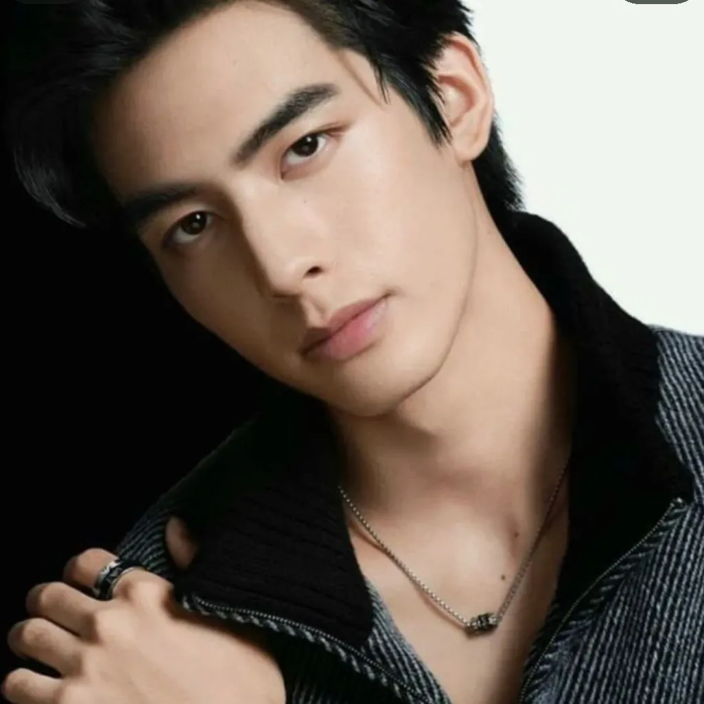 Latest photo of Song WeiLong