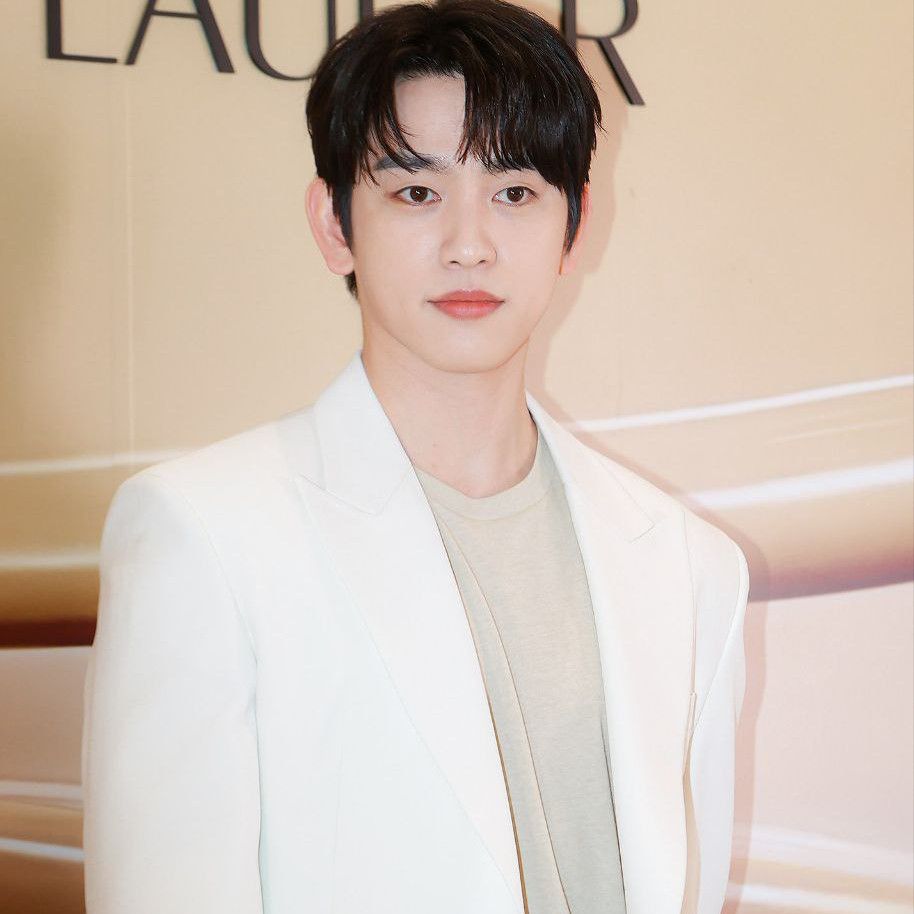 パク・ジニョンの最近の活動ショット