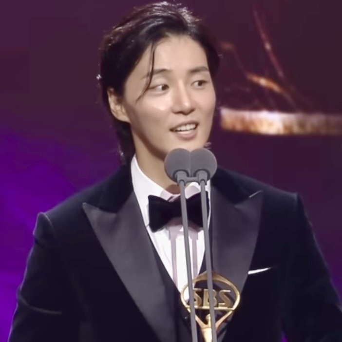 Behind-the-scenes cut of Yoon Shiyoon