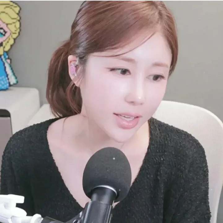 Behind-the-scenes cut of Kim Soyou