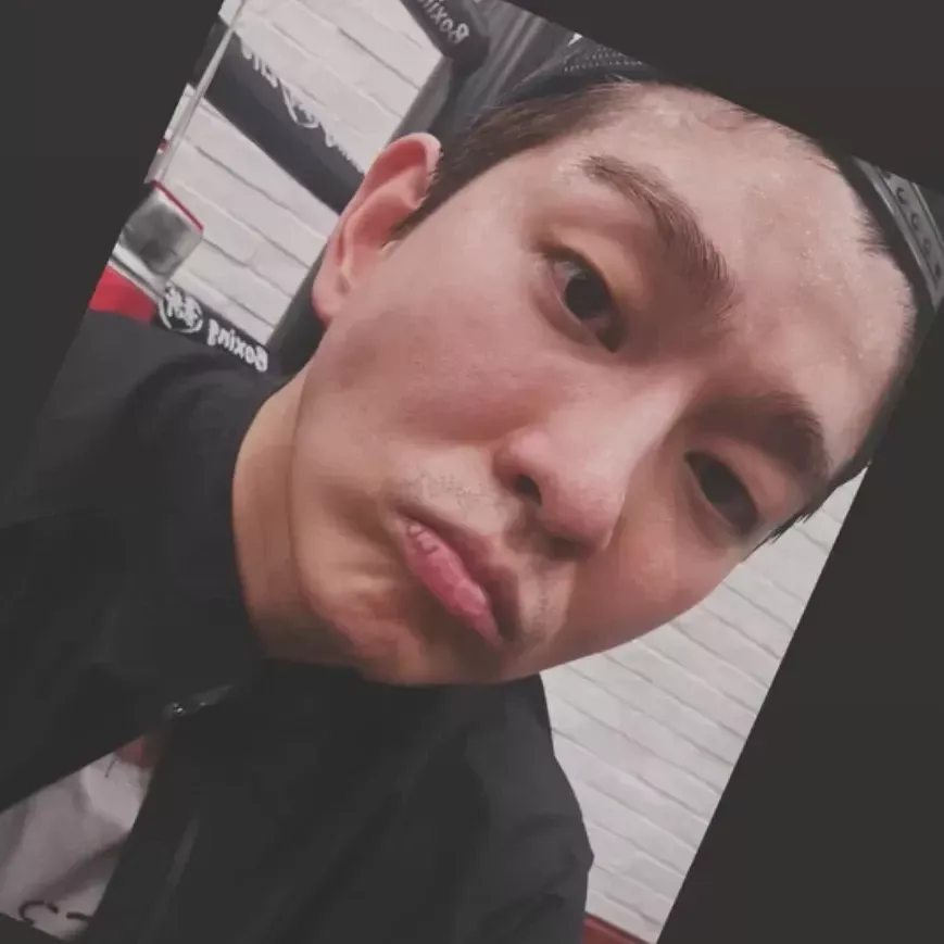 A moment captured by a fan of Yoon Kyunsang