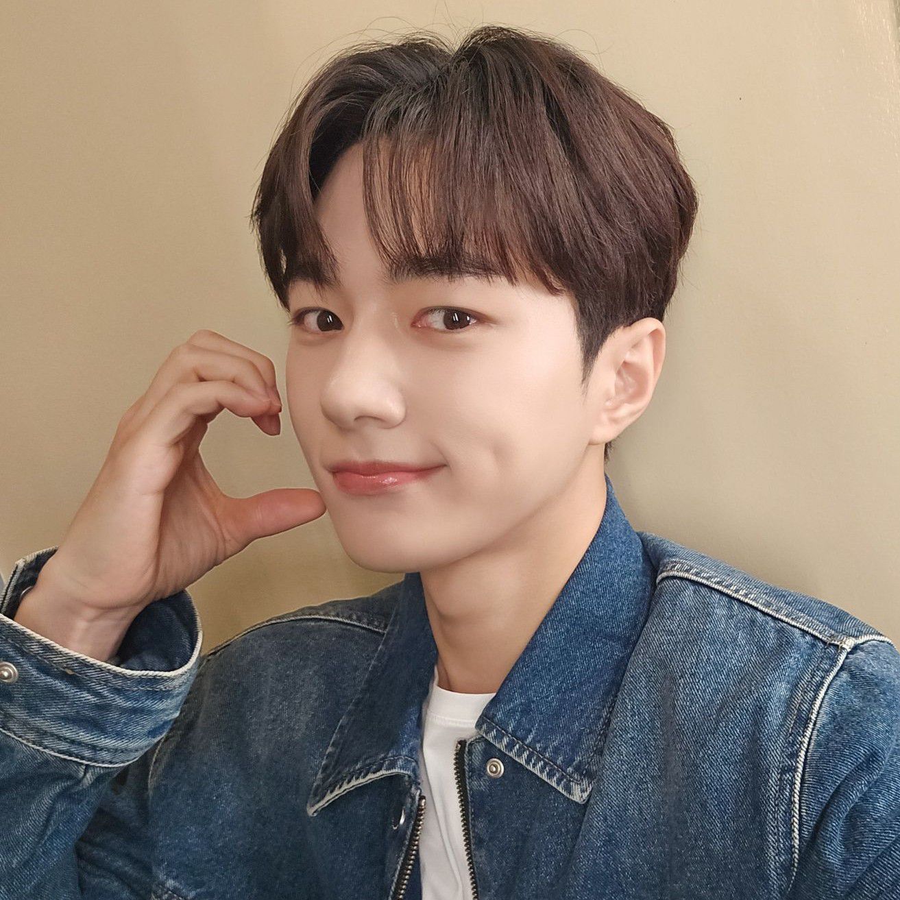 Recent activity shot of Kim Myungsoo (L)