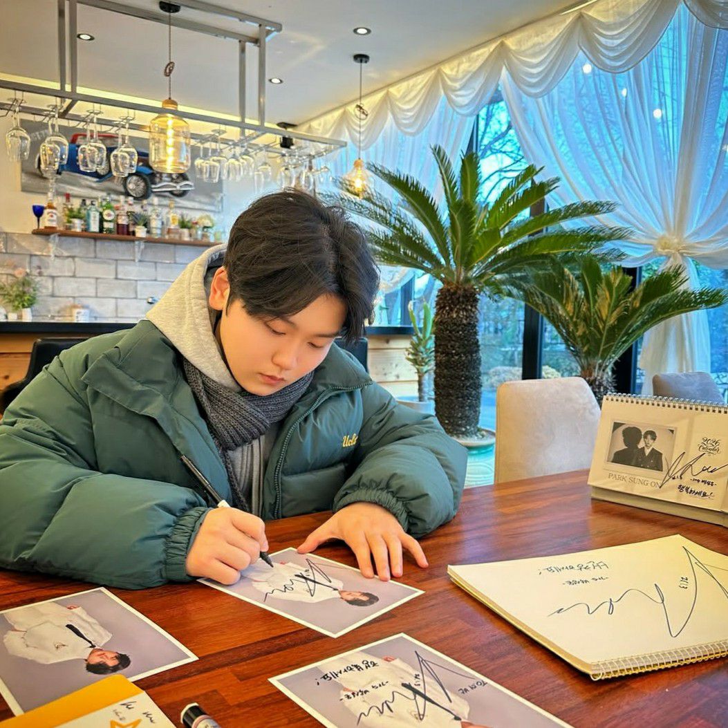 A moment captured by a fan of Park Sungon