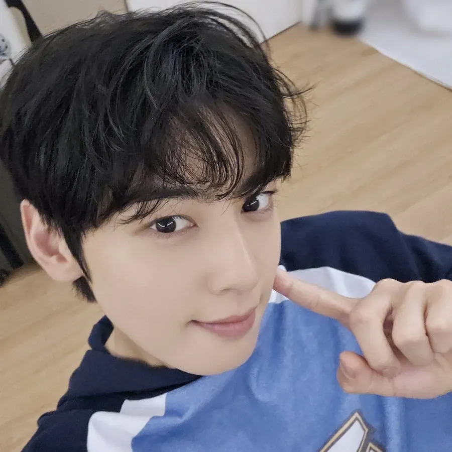 A moment captured by a fan of Cha Eunwoo