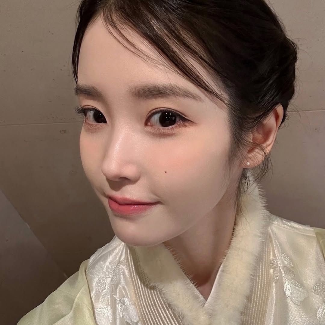 Behind-the-scenes cut of IU