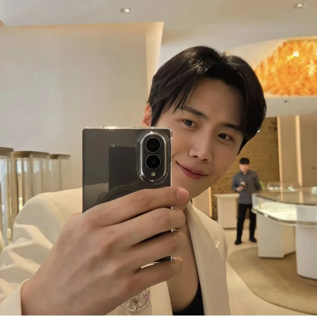 Behind-the-scenes cut of Kim Seonho