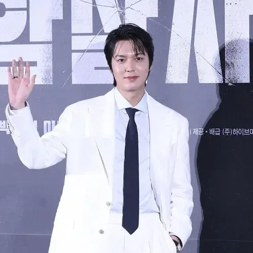 Behind-the-scenes cut of Lee Minho
