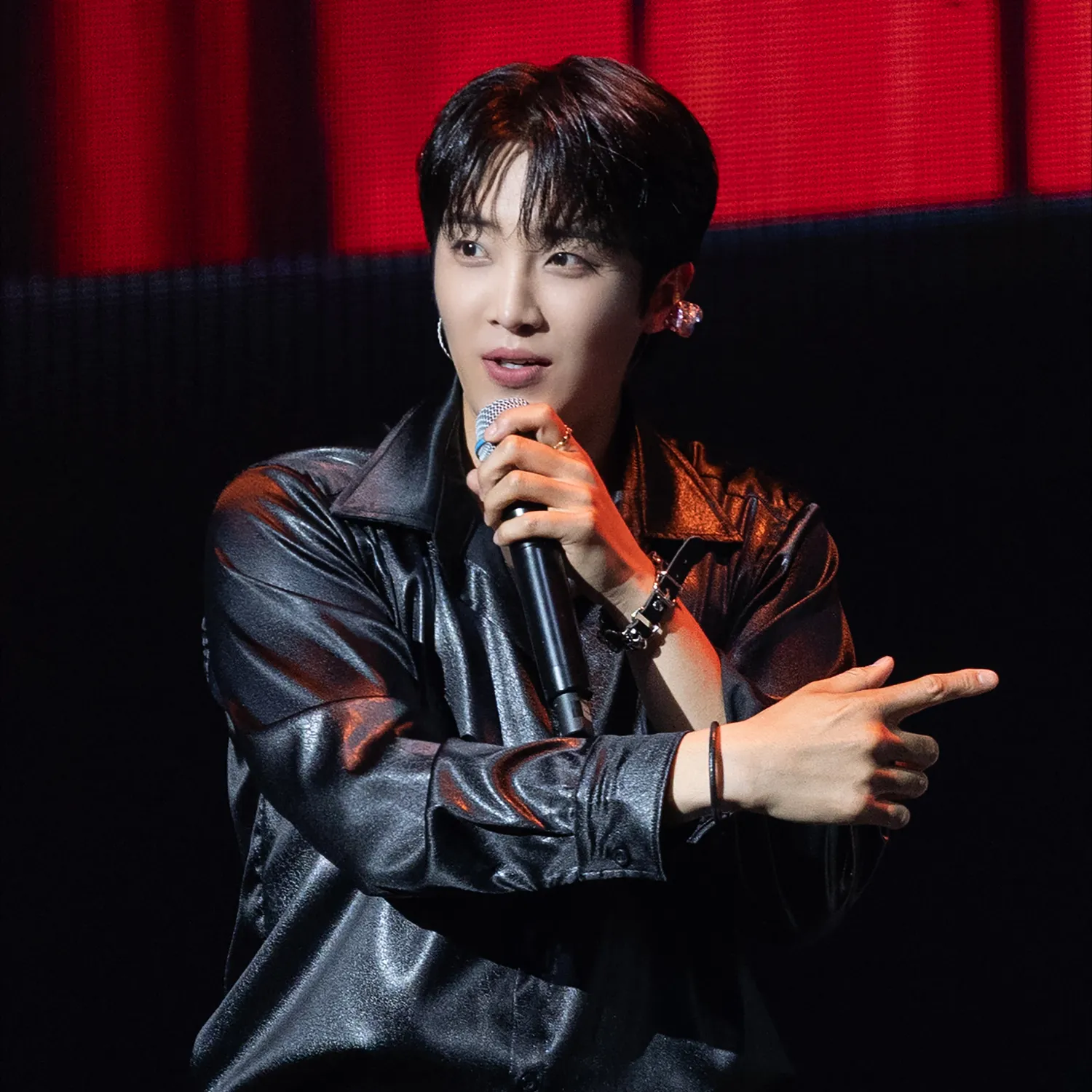 A moment captured by a fan of Hwang Yunsung