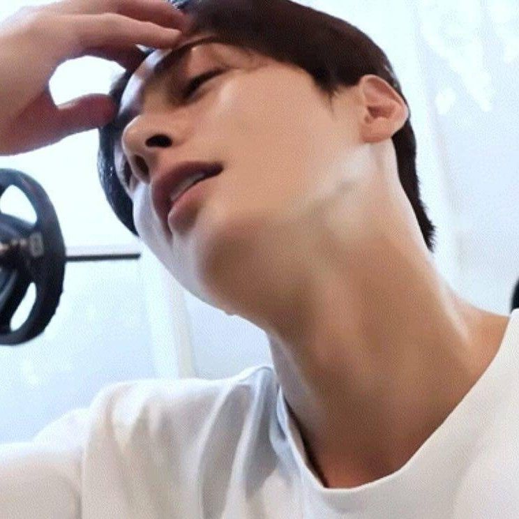 Behind-the-scenes cut of Cha Eunwoo