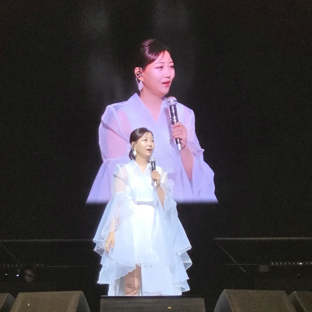 A moment captured by a fan of Jang Yoonjeong