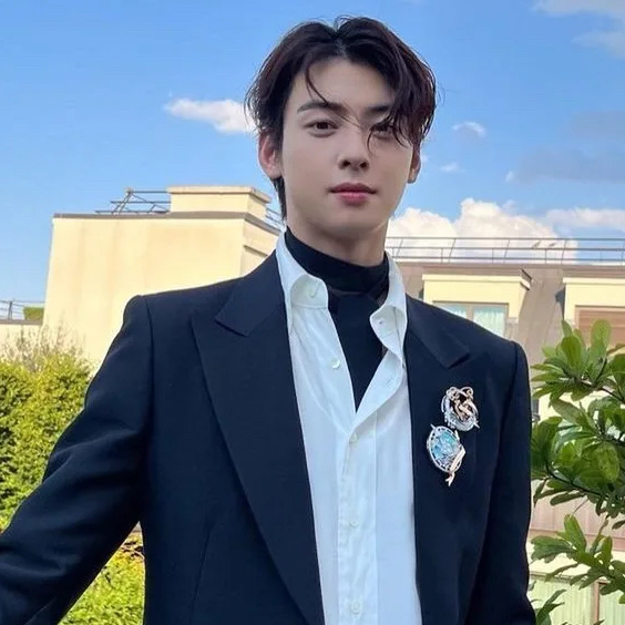 Recent activity shot of Cha Eunwoo