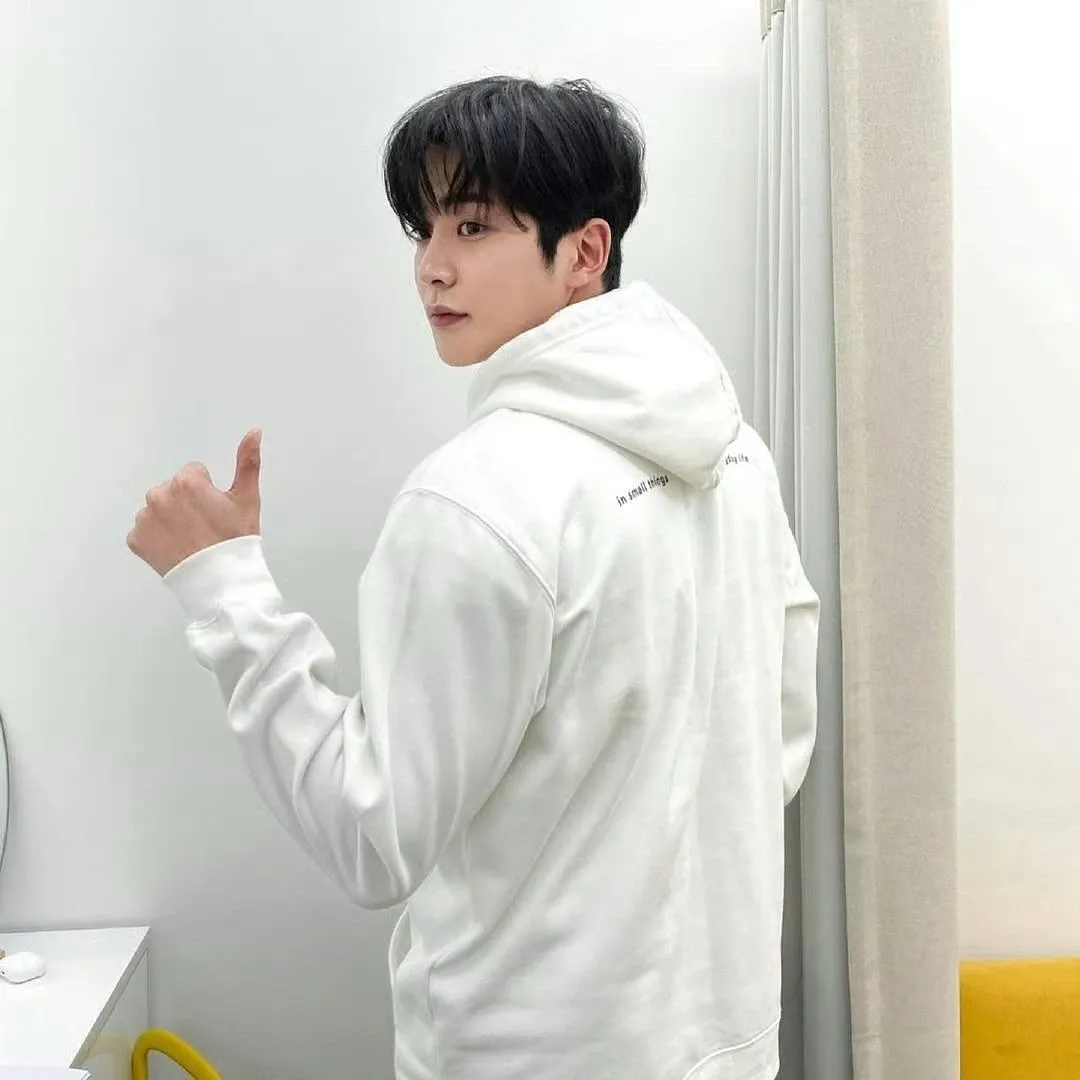 Foto kegiatan terbaru dari Rowoon