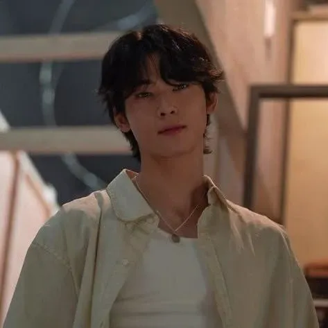 Behind-the-scenes cut of Cha Eunwoo