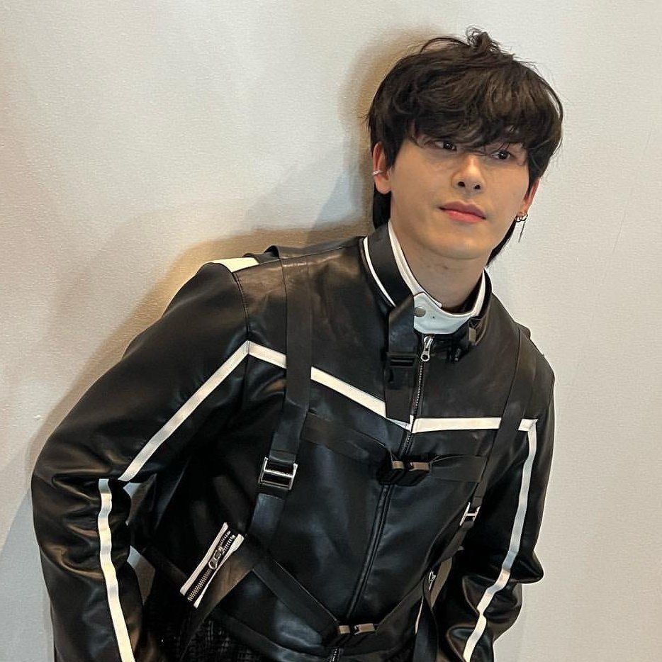 Behind-the-scenes cut of Hoya